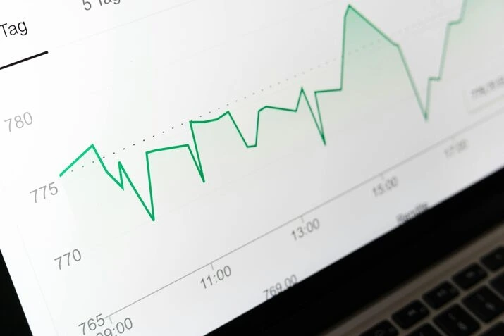 A green line graph on a computer screen showing upward traffic trends, used to explain how does Google determine website ranking.
